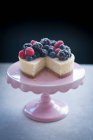 Крупным планом вкусный чизкейк с летними ягодами — стоковое фото