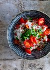 Салат из помидоров с луком и йогуртом — стоковое фото