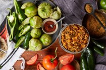Мексиканское блюдо из риса и овощей с ингредиентами — стоковое фото