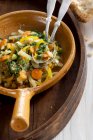 Барвисте амарантове овочеве рагу в глиняній мисці — стокове фото