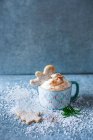 Biscoitos de biscoito caseiro e chocolate quente com creme para o Natal — Fotografia de Stock