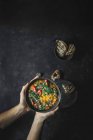 Zuppa variopinta di verdure e fagioli bianchi su sfondo scuro — Foto stock