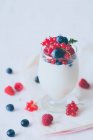Кокосовый и белый шоколадный мусс с ягодами в стакане — стоковое фото