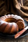 Ein eiweißer Bundt-Kuchen mit Puderzucker — Stockfoto