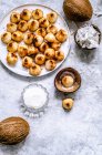 Plate of coconut biscuits with coconuts, shells and flakes — Fotografia de Stock