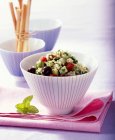 Bulgur-Salat mit Gurken, Oliven, Petersilie, Minze und Zitrone — Stockfoto