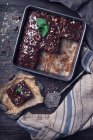 Schokoladenkuchen mit dunkler Schokoladenglasur und Mandeln — Stockfoto