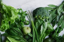 Свіжі зелені овочі, зелень та фрукти — стокове фото