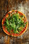Plan rapproché de délicieuse pizza avec fusée — Photo de stock