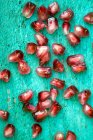 Vue de dessus des haricots rouges mûrs frais sur fond bleu — Photo de stock