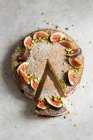 Gâteau éponge Victoria décoré de figues, pistaches et sucre glace — Photo de stock