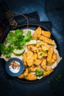 Жареные куриные крылышки с соусом и овощами — стоковое фото