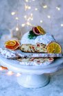Рождественская повязка на белом стенде украшена сухими ломтиками апельсина и гирлянды — стоковое фото