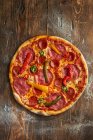 Pizza de serpiente de cascabel Jake con pepperoni - foto de stock