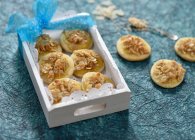 Vegane Honig-Mandelkuchen aus Quark-Öl-Teig mit Vanillecreme und einer knusprigen Mandel-Quinoa-Schicht — Stockfoto
