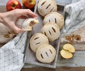 Apple, walnut and raisin shortcrust pies (vegan) — Stock Photo