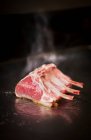 Steak de bœuf cru sur fond noir — Photo de stock