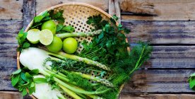 Finocchio verde fresco, asparagi, lime, prezzemolo, aneto e menta — Foto stock
