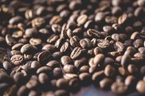 Кофейные зерна, крупный план — стоковое фото