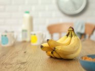 Bananes sur une table de cuisine — Photo de stock