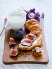 Croissant com figo e mel — Fotografia de Stock
