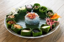Kao Yam: рис салат з різними інгредієнтами (Таїланд).) — стокове фото