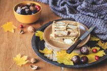 Крупним планом знімок смачного шматочка яблучного горіхового пирога — стокове фото