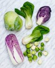Verduras frescas sobre fondo blanco - foto de stock