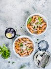 Draufsicht auf köstliches asiatisches Essen mit Huhn und Gemüse auf weißem Marmorhintergrund — Stockfoto