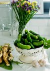 Свіжі огірки в скляній банці з кропом і часником — стокове фото