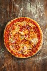 'Tosca' pizza with red onions — Stock Photo