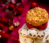 Pastel de Navidad y pasteles picados - foto de stock