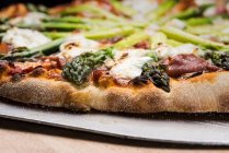 Primer plano de delicioso Una pizza de espárragos (detalle) - foto de stock