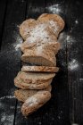 Una lunga pagnotta di pane integrale di semi di lino, a fette — Foto stock