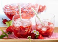 Erdbeerpunsch mit Eiswürfeln im Glas — Stockfoto