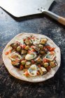 Entsteinte Auberginen-Pizza mit Pilzen, Oliven, Paprika, roten Zwiebeln und Ziegenkäse — Stockfoto