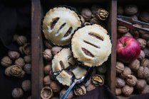 Tartelettes végétaliennes aux noix et pommes — Photo de stock