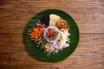 Kao Yam: salada de arroz com vários ingredientes (Tailândia) — Fotografia de Stock