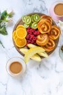 Brioche mit Pudding und frischen Früchten — Stockfoto