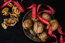 Волоські горіхи з різдвяною стрічкою — стокове фото