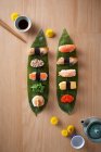 Sushi-Platte auf Sasa-Blättern — Stockfoto
