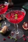 Granatapfel-Champagner-Cocktails in Gläsern mit Samen und Minze — Stockfoto