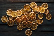 Крупным планом вкусные сушеные оранжевые ломтики — стоковое фото