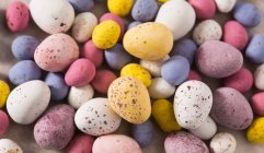 Marco completo plano superior de chocolate Pascua mini y micro huevos - foto de stock