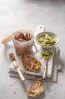 Foie de poulet maison pâté au concombre et câpres savourer — Photo de stock