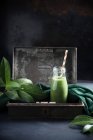 Frullato verde vegano con banane, pesche, broccoli e spinaci — Foto stock