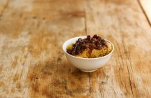 Sponge pudding with caramelised figs in a bowl — Stock Photo