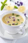Лимонно-курячий суп з лавандою — стокове фото
