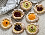 Vegan fruit and vanilla tartlets with cherries, kiwi, blueberries and mandarins — Foto stock