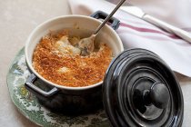 Macaroni et fromage dans un plat Le Creuset — Photo de stock